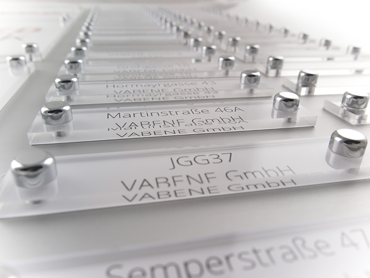 Systemschild - Acryl mit Digitaldruck auf Aluminium Grundplatte - Karas Schildermanufaktur
